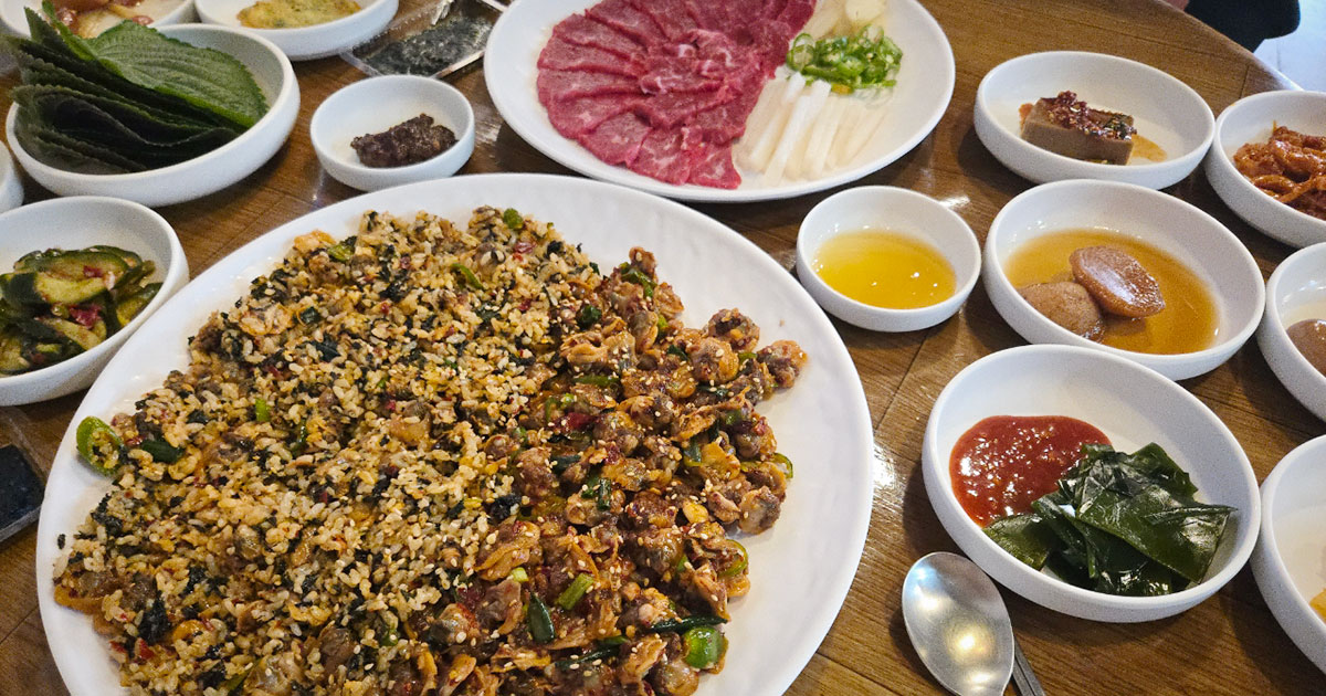 Cockle salad and cockle rice bowl served on one large plate at Dokdone
