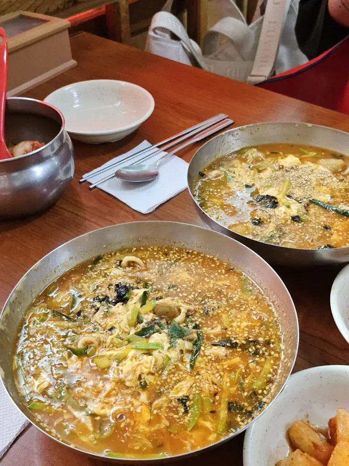 금천칼국수 좌식 테이블에 차려진 장칼국수 두 그릇과 수저