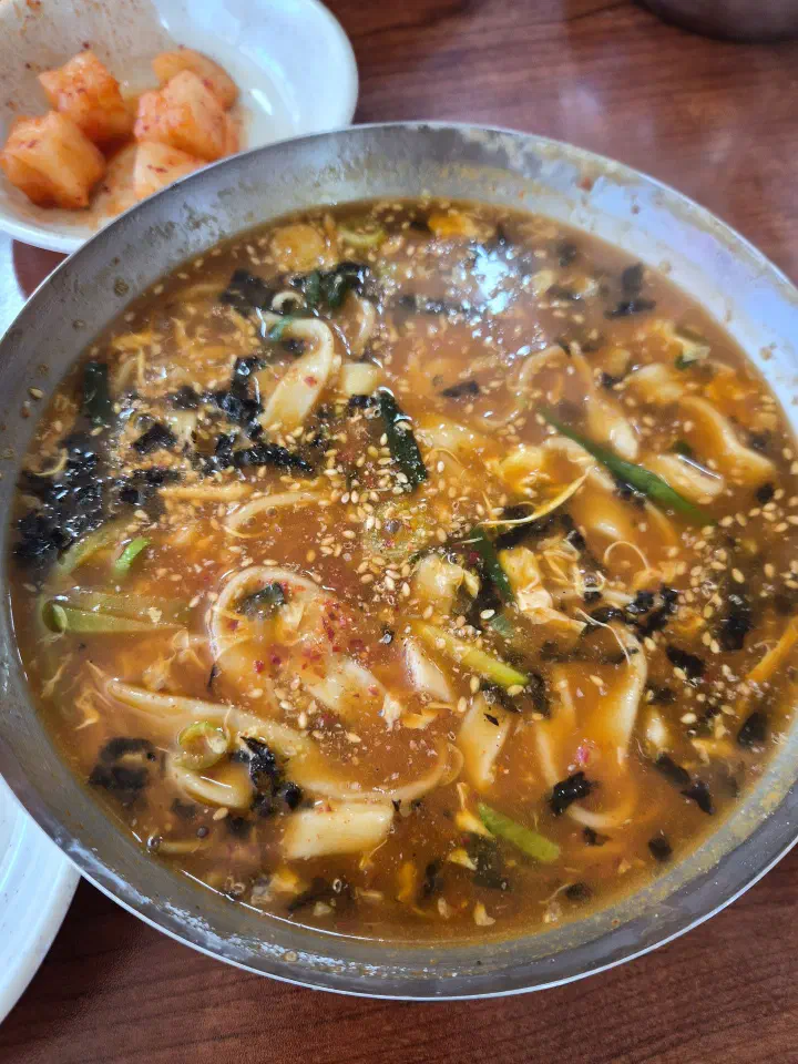 혼밥으로 즐기기 좋은 금천칼국수 장칼국수 한 그릇과 깍두기