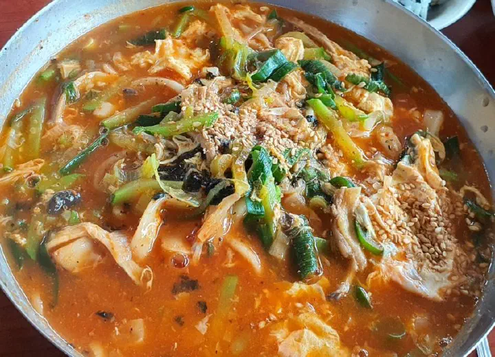애호박과 풀어진 계란이 들어간 장칼국수 국물 클로즈업