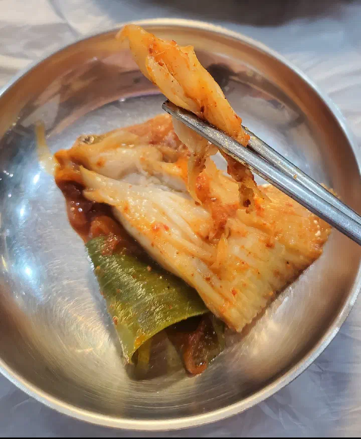 Braised radish and skate served on a small side plate with chopsticks