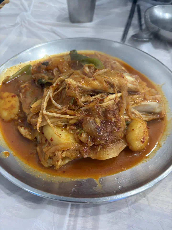 A small size of gaori-jjim topped with potato, radish and scallion at Goseong Saengseonjjim in Gangneung