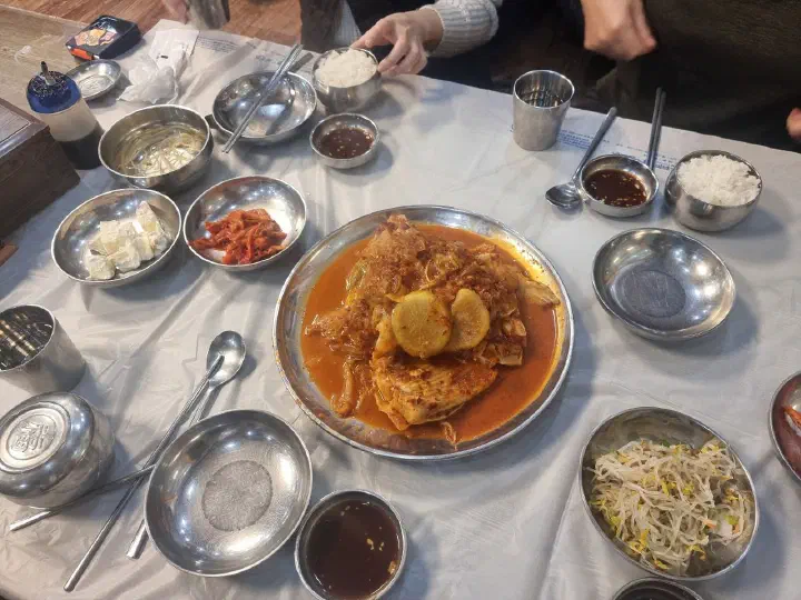 얇게 썬 무 두 조각이 얹혀 나온 고성생선찜의 가오리찜