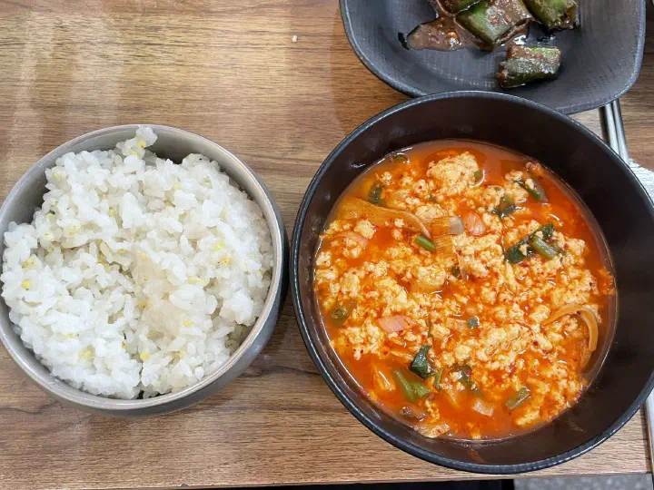 공기밥과 함께 나오는 9남매두부집 순두부백반 1인 상차림