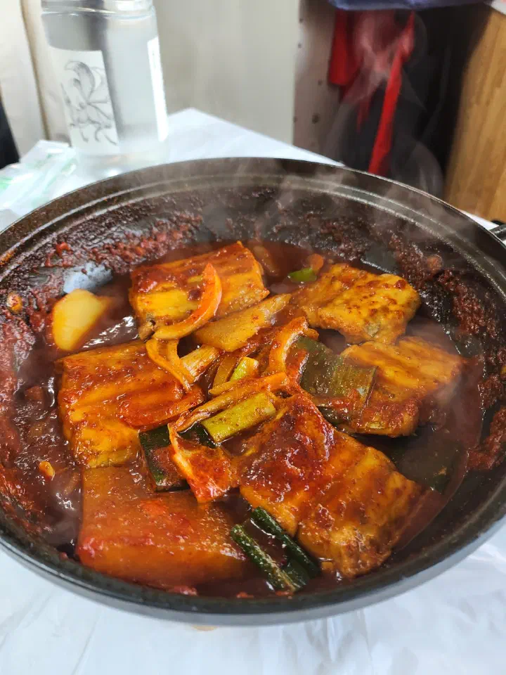 Steaming pot of braised hairtail served fresh at the table