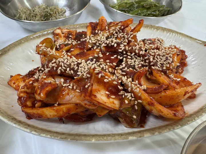 통통한 오징어 몸통에 통깨를 뿌린 정화식당 오징어볶음 클로즈업