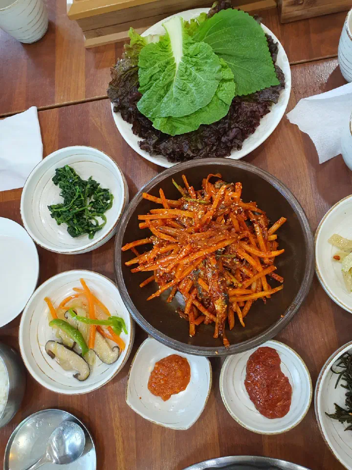 Geoje Myeolchi Ssambap A course raw anchovy salad with wrap vegetables and side dishes