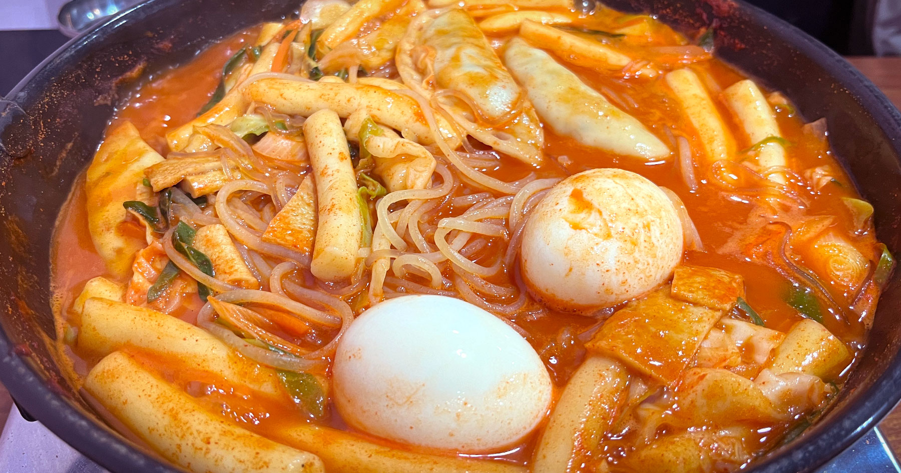 A simmering pot of tteokbokki at Sangatap
