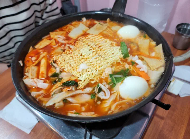 A block of ramyeon sari added on top of the simmering tteokbokki pot