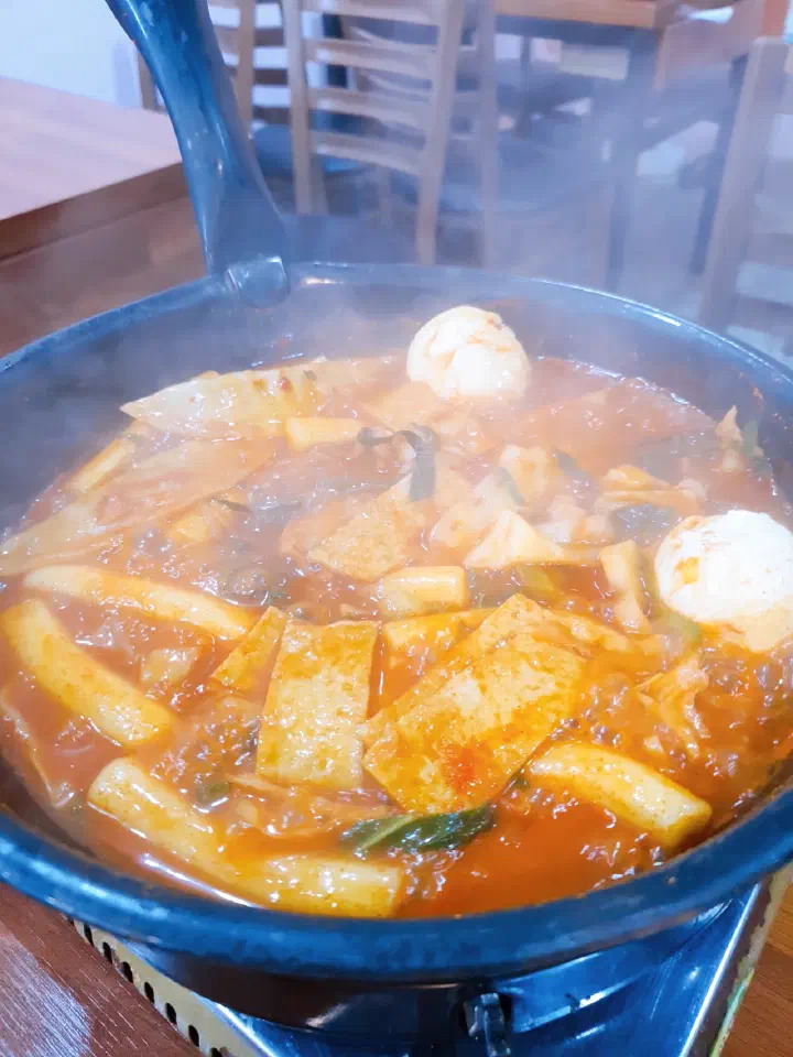 Steam rising from a pot of jeukseok tteokbokki at Sangatap Tteokbokki in Seoul