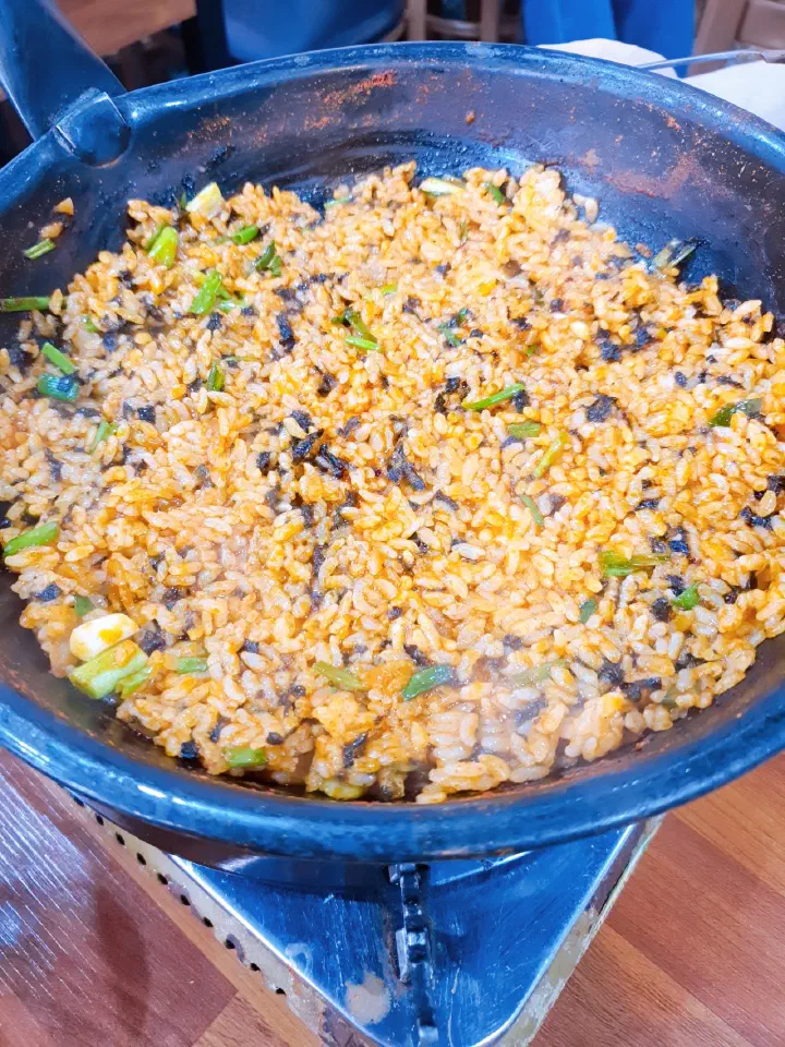 Bokkeumbap fried rice made in the pot with leftover tteokbokki sauce and seaweed flakes