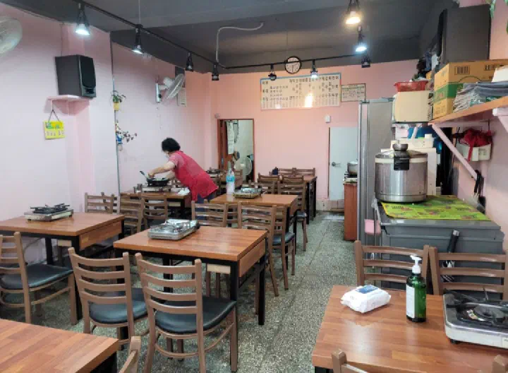 상아탑떡볶이 가게 내부 테이블과 휴대용 버너