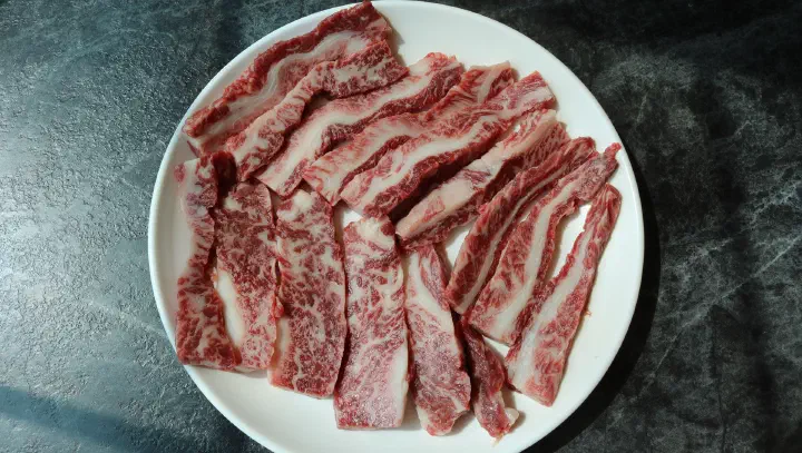 철마한우초원 한우 등심 생고기 마블링