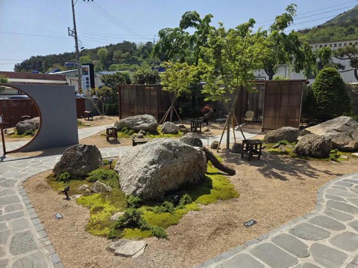 Landscaped garden at Cheolma Hanwoo Chowon