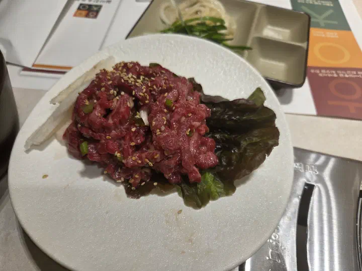 철마한우초원 서비스로 나온 한우 육회