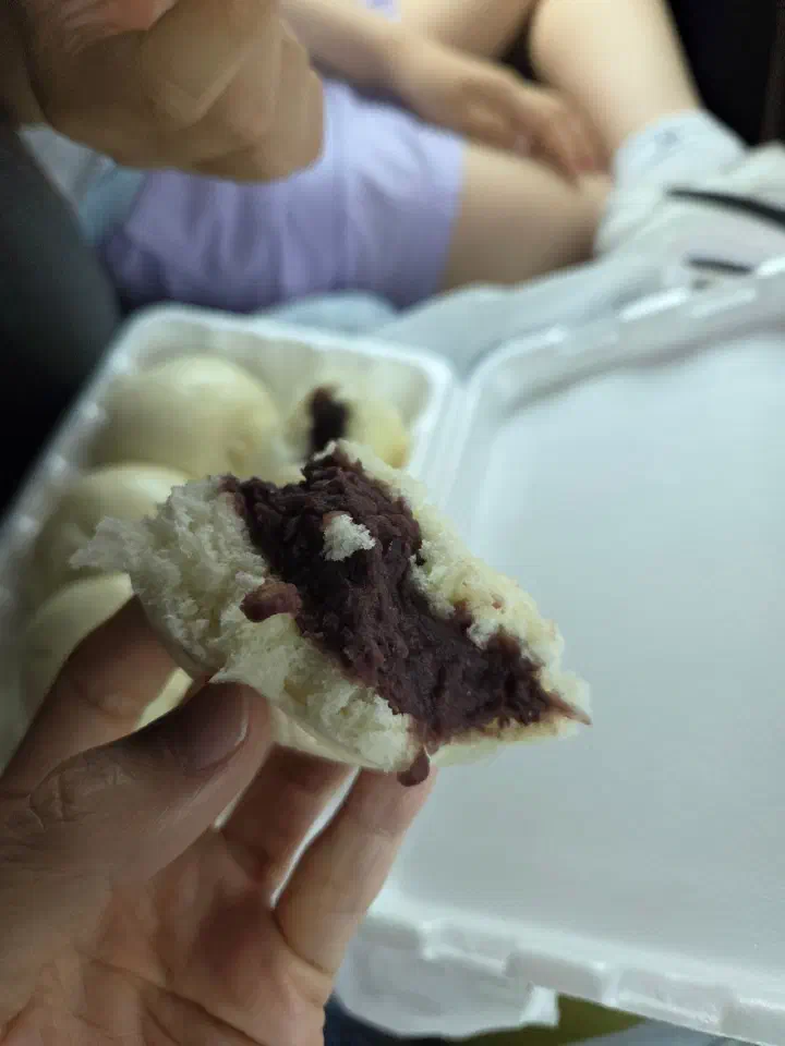 호찐빵 찐빵을 반으로 쪼갠 모습