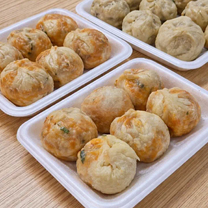 일광당에서 사 온 갓 쪄낸 만두와 찐빵 한 상