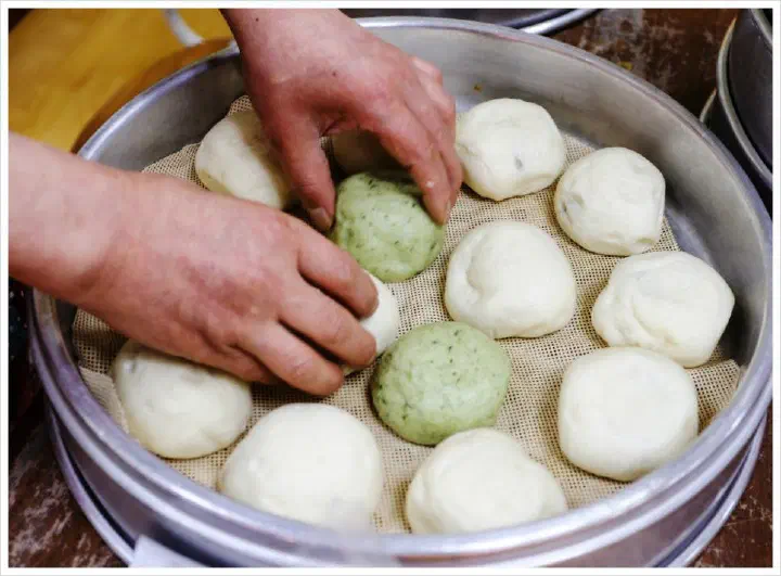 일광당 매장 안에서 직원이 손으로 만두를 빚는 모습