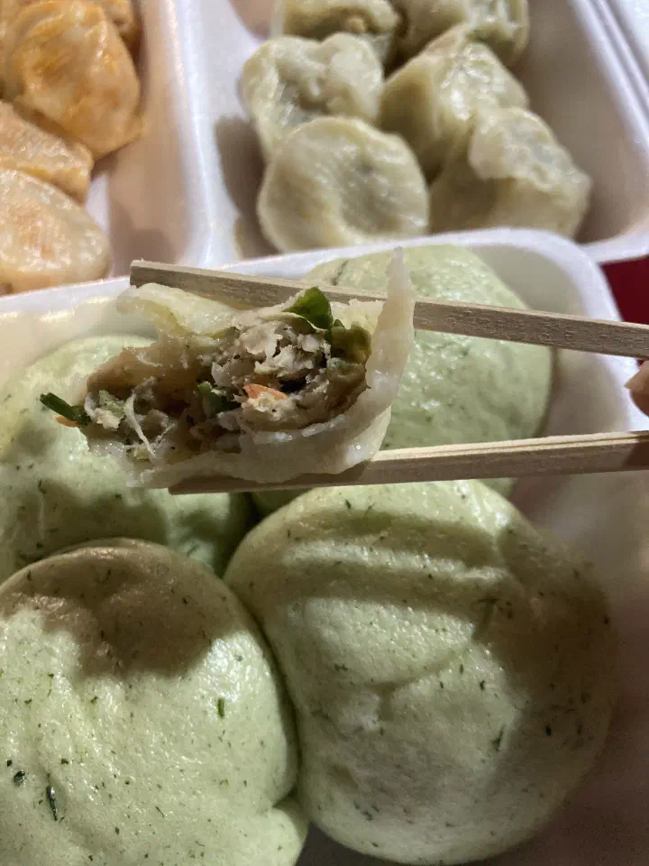 일광당 왕만두를 반으로 갈라 속이 꽉 찬 단면