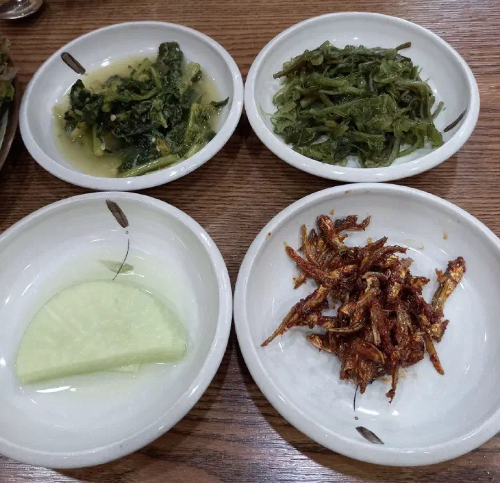 정갈하게 담긴 밑반찬 접시