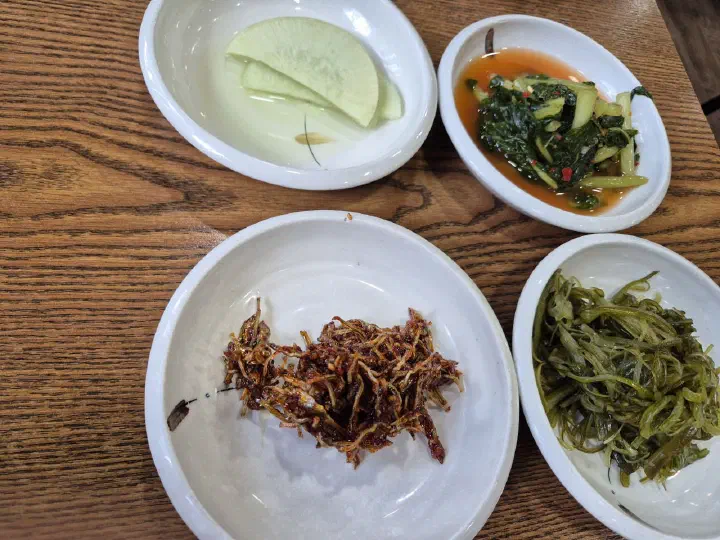 봄내 기본 밑반찬 구성