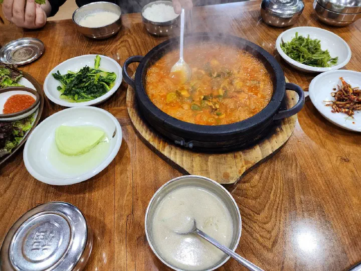 보글보글 끓는 멸치조림 한 판