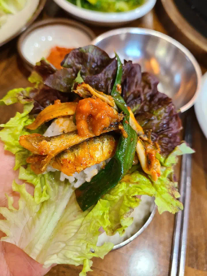 멸치쌈밥과 들깨탕, 상추가 어우러진 한 상