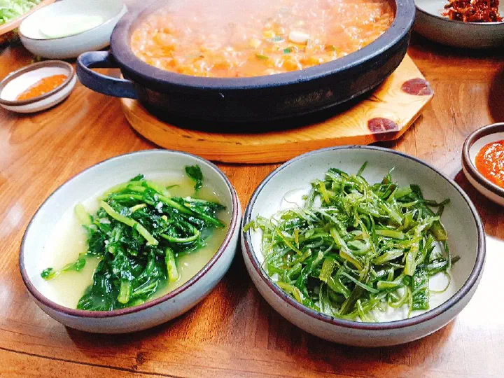 돌판에 담겨 나온 멸치조림