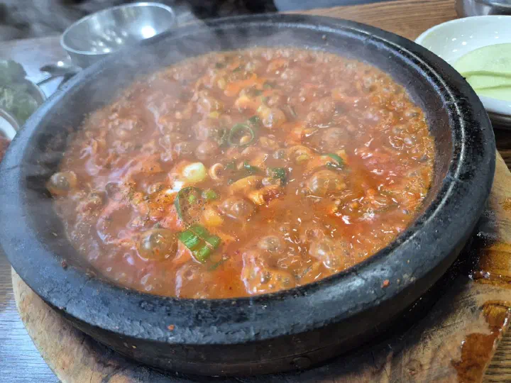 자작하게 졸여진 멸치조림 클로즈업