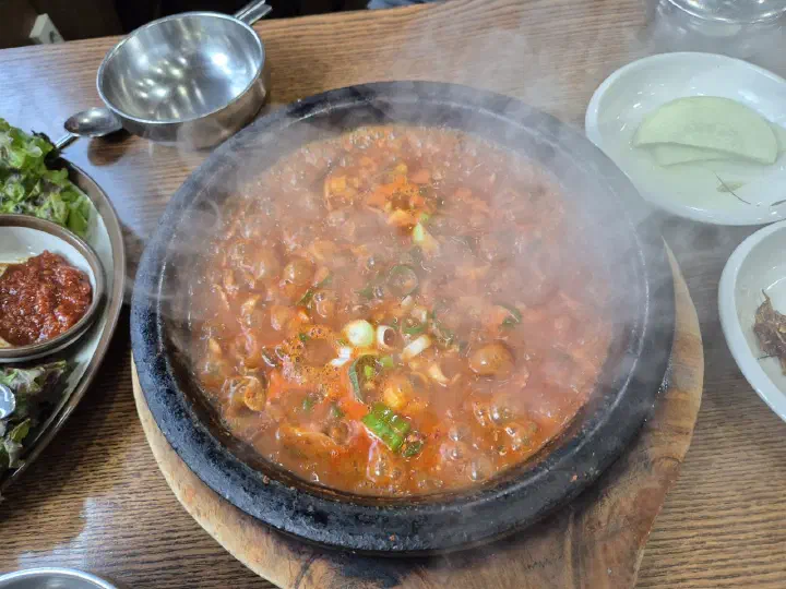 양념을 머금은 멸치조림 돌판