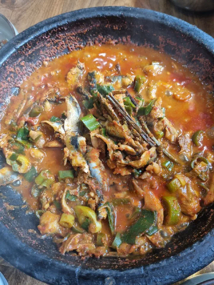 푸짐하게 차려진 멸치쌈밥 한 상