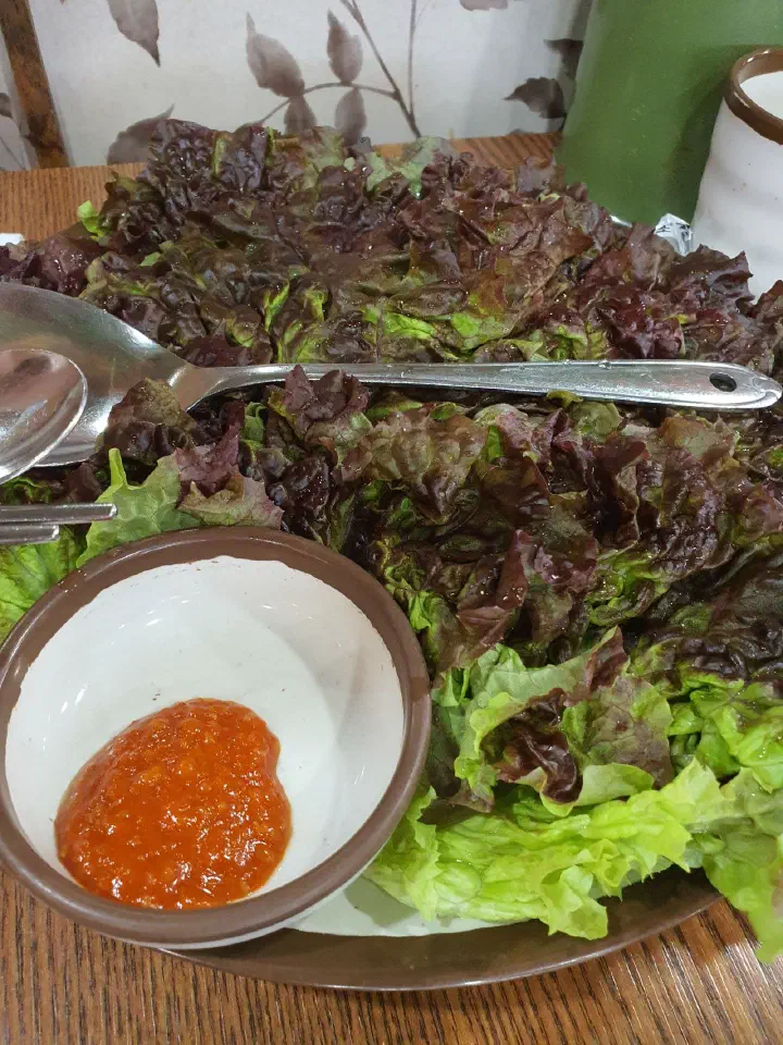 돌판에서 끓고 있는 봄내 멸치쌈밥