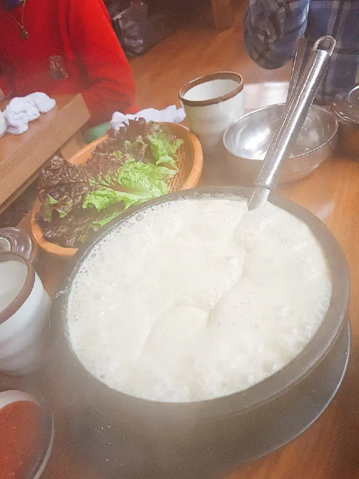 흰밥과 함께 차려진 들깨탕 한 상