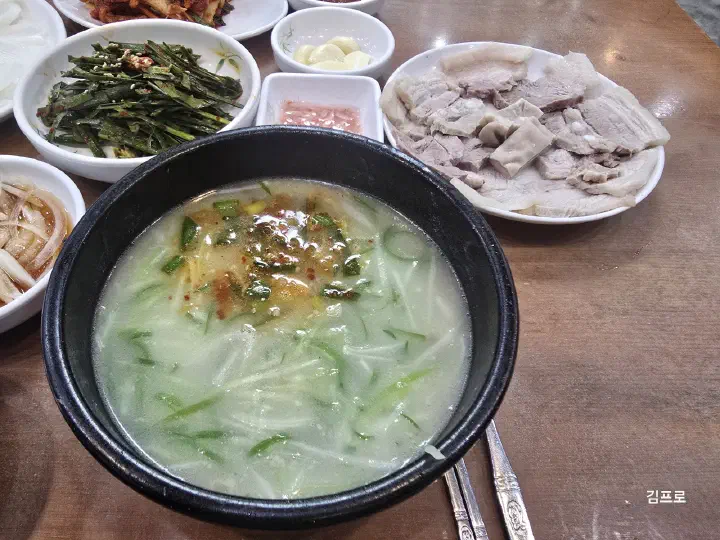 Suyuk baekban with a plate of boiled pork served alongside soup at Miryang Dwaeji Gukbap