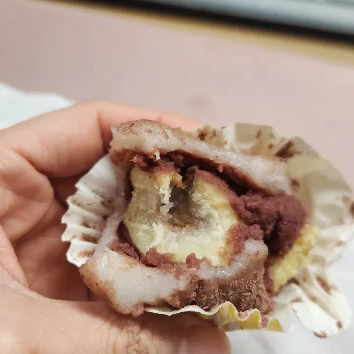 한 입 베어 문 알밤모찌 속 팥앙금과 공주 알밤