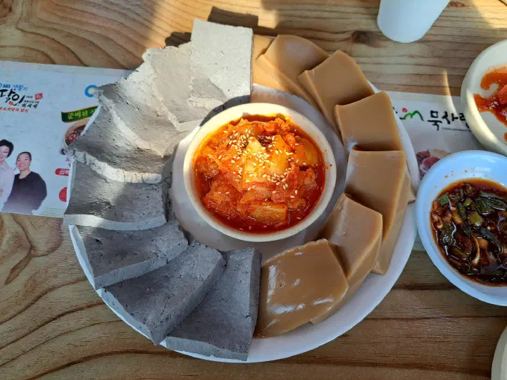 Cold acorn-jelly rice soup, full table