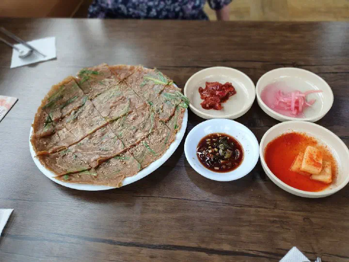도토리전과 밑반찬 한 상