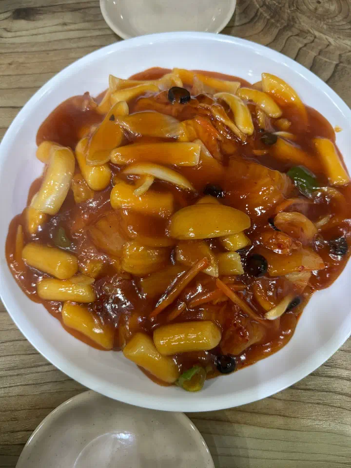 Kimchi cheese tangsuyuk with extra rice cakes at Bukgyeong Tangsuyuk