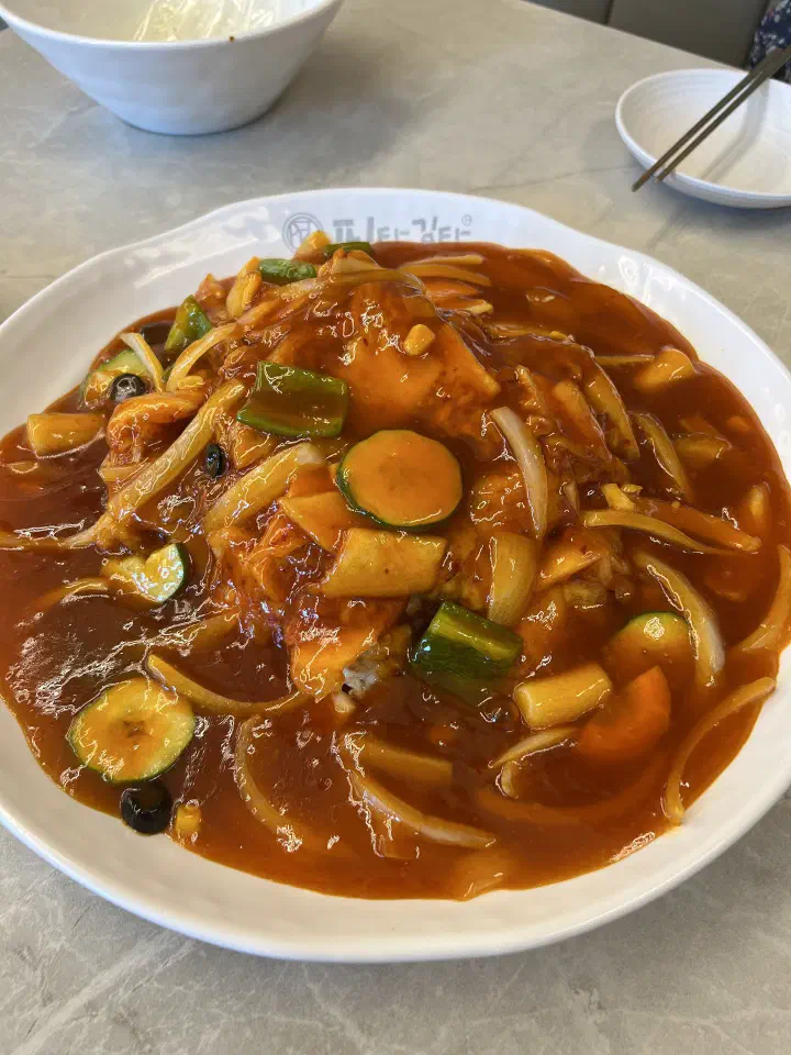 혼자서는 다 먹기 힘들 만큼 푸짐한 피탕김탕 김피탕