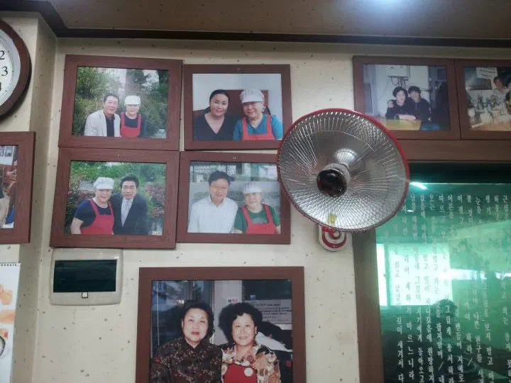 최미자소머리국밥 벽면 연예인 방송 사진