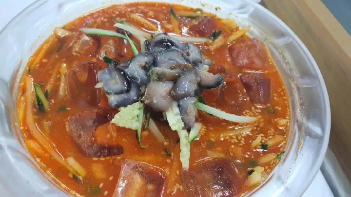 Close-up of the deluxe mulhoe topped with sea cucumber, sea squirt, and conch at Gwangbeomine Hoetjip