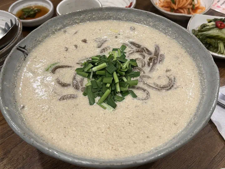 진한 들깨 국물의 도토리들깨칼국수