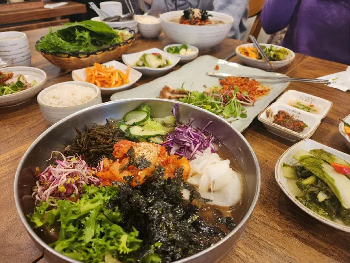 살얼음 육수의 도토리묵사발