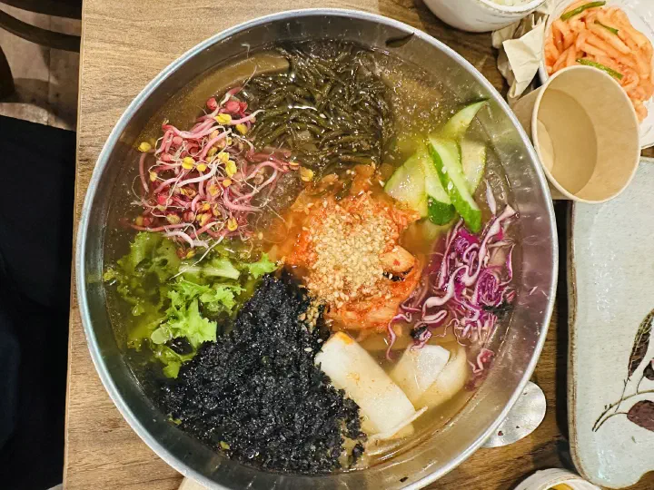도토리묵채새싹비빔밥과 우렁 강된장