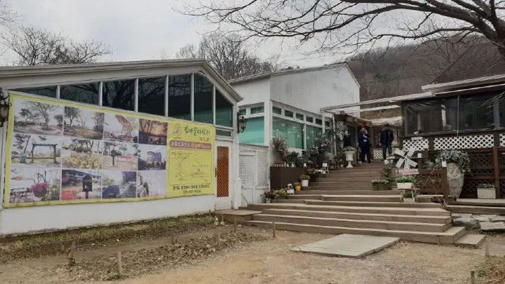 강이 보이는 비닐 테라스 좌석