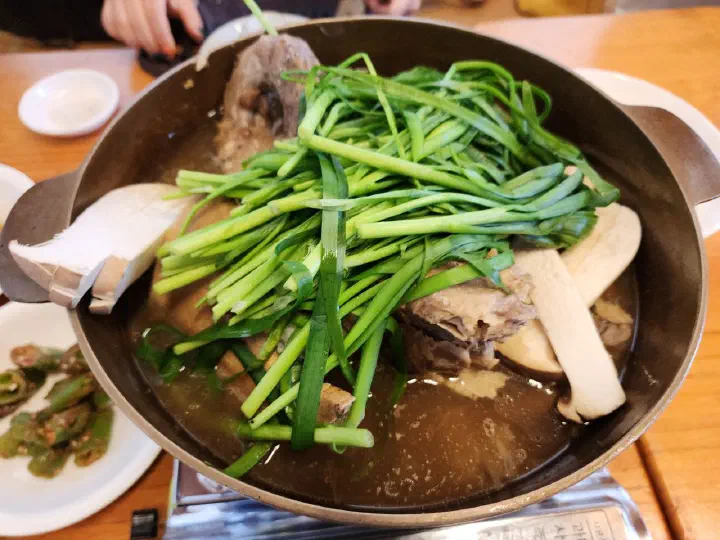 나물 반찬과 함께 차려진 낙선재 토종닭백숙 한 상