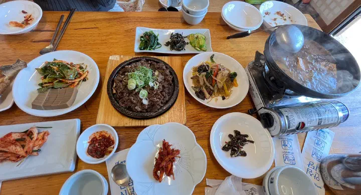 A full hanjeongsik spread at Nakseonjae