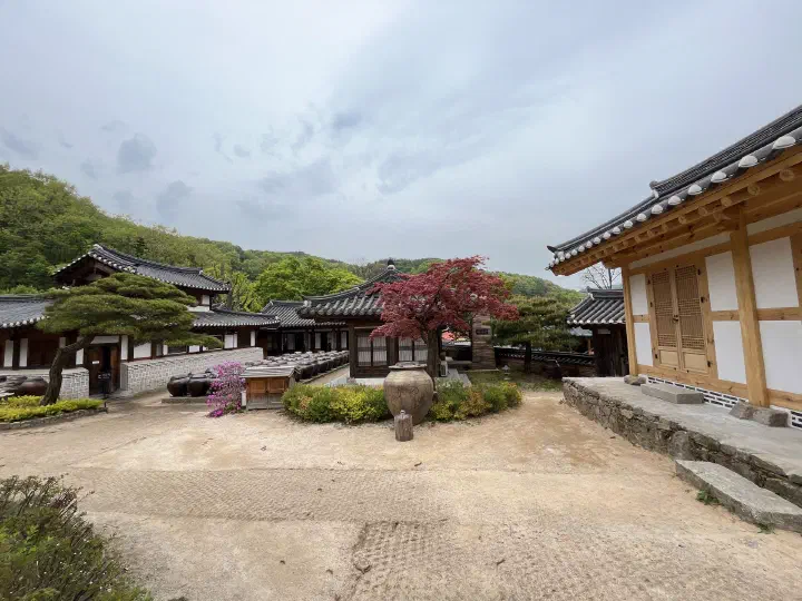 멀리 산이 보이는 낙선재 한옥 마당 전경