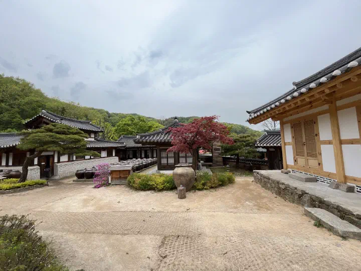 멀리 산이 보이는 낙선재 한옥 마당 전경