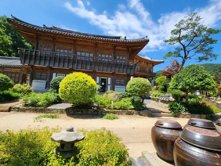 낙선재 본관 한옥과 소나무가 보이는 정원
